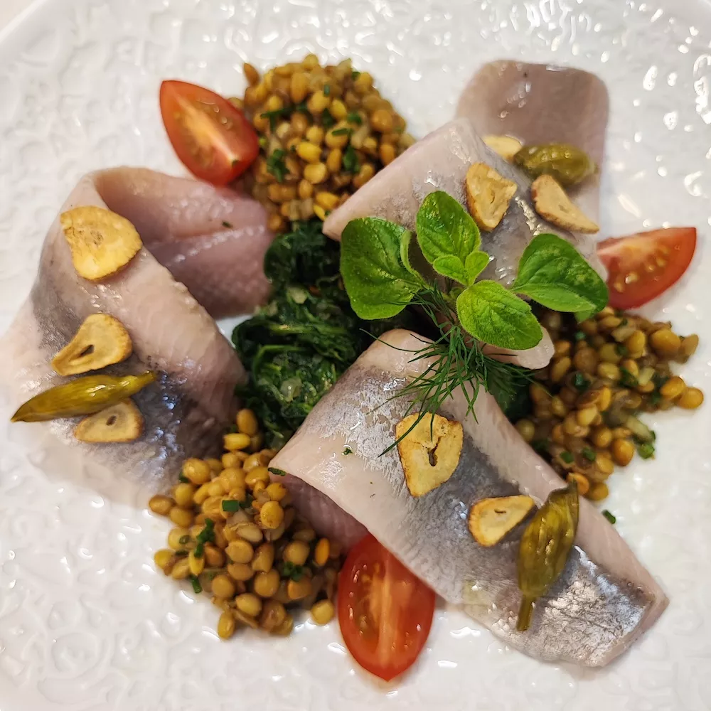 Matjesfilets mit Kernölspinat an Linsensalat